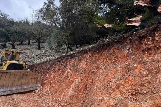 Οι μπουλντόζες συνεχίζουν τις καταστροφικές για το περιβάλλον εργασίες στα Ακαρνανικά όρη